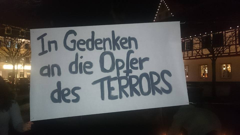 Dutzende gedenken den Opfer des Berliner Terroranschlags durch Asylbetrüger