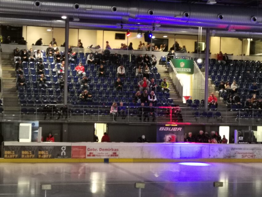 Covidiotentum meets Eishockey in der Kolbenschmidt-Arena
