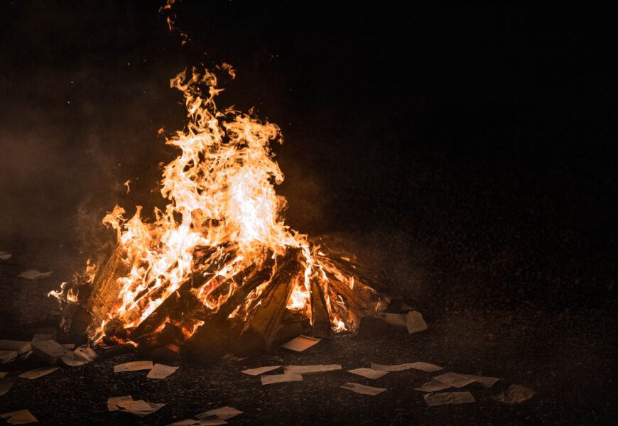 “Bücherverbrennung” in der Ukraine: Schon die Spitze der Kulturlosigkeit Selenskyjs?